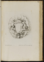 Kartusche vor einer Muschel, gerahmt von zwei Tritonen, die Sirenen auf ihren Schultern tragen